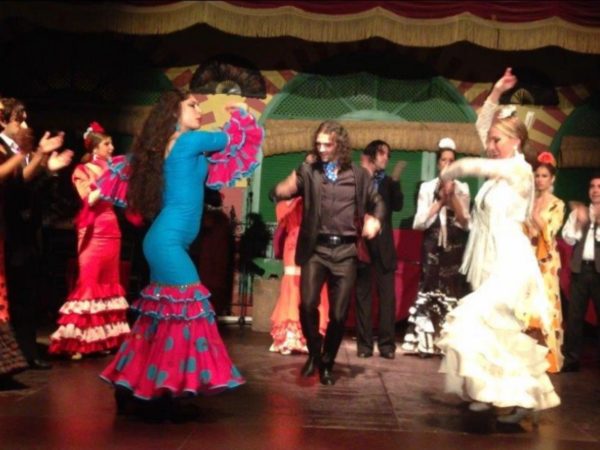 Женщины танцуют фламенко фото